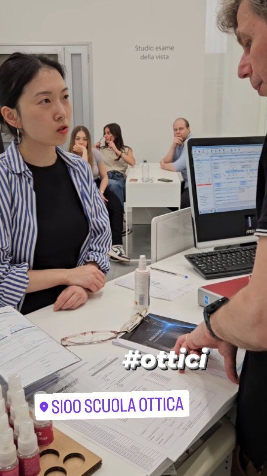 #ottici #otticiprofessionisti #ottico #otticioptometristi #otticiimprenditori #comunicazione
#vendita 
Simulazione di vendita e scelta delle lenti oftalmiche.
Giovani ottici crescono! 
👍💪