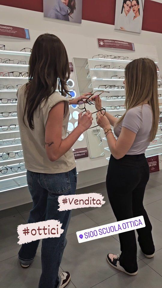 La scelta della #montatura è il momento emotivamente più gratificante per il cliente del #centroottico.
Se l'ottico impara a rispettare poche semplici regole aiuta il cliente a scegliere con convinzione l'occhiale giusto e gli garantisce una positiva esperienza d'acquisto. A vendere .. si impara.
#otticiprofessionisti #ottici #publicspeaking #vendita #occhiali