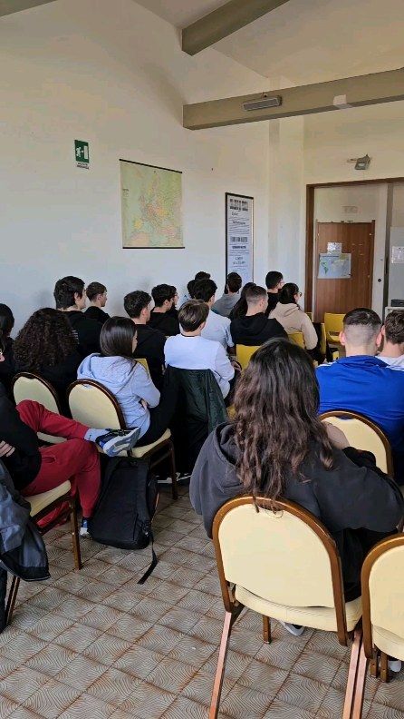 Vuoi conoscere nuovi percorsi formativi post diploma che offrono all'85% dei frequentanti un rapido accesso al mondo del lavoro? Presentare la Fondazione @its_eat_toscana agli studenti dell'ultimo anno delle scuole superiori è sempre un piacere per me. E poi è l'occasione per parlare di come il #publicspeaking aiuta ad affrontare interrogazioni, esami (compreso quello di maturità) e colloqui di selezione.
#parlareinpubblico #comunicazione #studenti #giovanisì